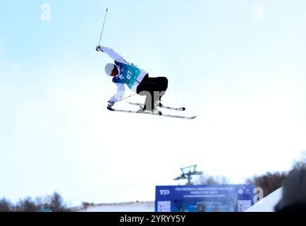 Zhangjiakou, chinesische Provinz Hebei. Dezember 2024. Moritz Klein aus Deutschland tritt bei der Freeski-Halfpipe-Qualifikation der Herren bei der FIS-Weltmeisterschaft in Zhangjiakou, nordchinesischer Provinz Hebei, am 5. Dezember 2024 an. Quelle: Luo Yuan/Xinhua/Alamy Live News Stockfoto