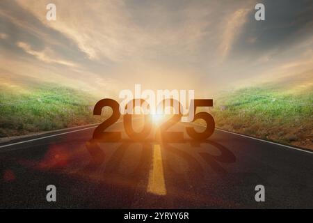 Neujahr 2025 oder einfaches Konzept. 2025 Number wurde in der Mitte der Asphaltstraße bei Sonnenuntergang geschrieben Konzept der Planung, Ziele, Herausforderung Stockfoto