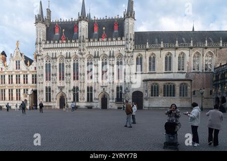 Renaissance Oude Civiele Griffie (altes Bürgerregister) erbaut im 16. Jahrhundert und Fassade des brabantinischen gotischen Stadhuis van Brugge / Hôtel de ville de Bru Stockfoto