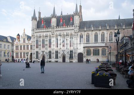 Renaissance Oude Civiele Griffie (altes Bürgerregister) erbaut im 16. Jahrhundert und Fassade des brabantinischen gotischen Stadhuis van Brugge / Hôtel de ville de Bru Stockfoto