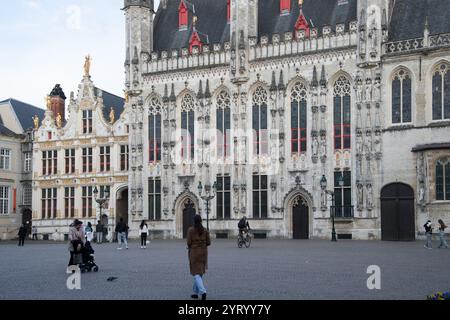 Renaissance Oude Civiele Griffie (altes Bürgerregister) erbaut im 16. Jahrhundert und Fassade des brabantinischen gotischen Stadhuis van Brugge / Hôtel de ville de Bru Stockfoto