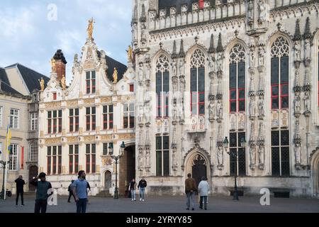 Renaissance Oude Civiele Griffie (altes Bürgerregister) erbaut im 16. Jahrhundert und Fassade des brabantinischen gotischen Stadhuis van Brugge / Hôtel de ville de Bru Stockfoto