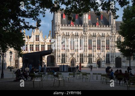 Renaissance Oude Civiele Griffie (altes Bürgerregister) erbaut im 16. Jahrhundert und Fassade des brabantinischen gotischen Stadhuis van Brugge / Hôtel de ville de Bru Stockfoto