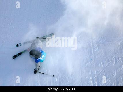 Zhangjiakou, chinesische Provinz Hebei. Dezember 2024. Takahashi Keita aus Japan fällt während der Freeski-Halfpipe-Qualifikation der Männer bei der FIS-Weltmeisterschaft in Zhangjiakou, nordchinesischer Provinz Hebei, am 5. Dezember 2024. Quelle: Luo Yuan/Xinhua/Alamy Live News Stockfoto