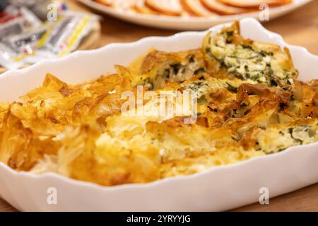 Banitsa oder Banitza traditionelle bulgarische Küche, gebacken aus Eiern und Käse zwischen Filo-Gebäck Stockfoto