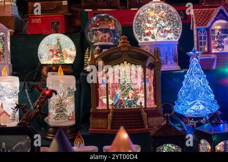 London, Großbritannien. Dezember 2024. Verschiedene Arten und Formen von Schneekugeln werden auf dem Weihnachtsmarkt in London zum Verkauf angeboten. Die britische Hauptstadt London ist auf der ganzen Welt sehr berühmt für ihre Weihnachtsbeleuchtung, Märkte und ikonischen Gebäude. Viele Gebäude sind sehr elegant dekoriert. Quelle: SOPA Images Limited/Alamy Live News Stockfoto