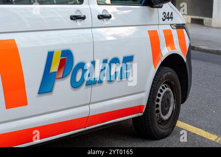 Nahaufnahme einer "Polizei"-Markierung an der Seite eines Genfer Kantonspolizei- und Interventionsfahrzeugs, Genf, Schweiz Stockfoto