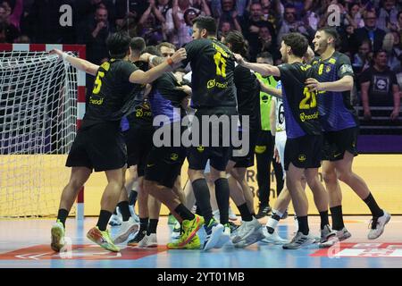 Nantes, Frankreich. Dezember 2024. Celebration Victory Team HBC Nantes während des Handballspiels der EHF Champions League, Group Phase zwischen HBC Nantes und SC Magdeburg am 4. Dezember 2024 im Neodif XXL in Nantes, Frankreich. Foto: Laurent Lairys/ABACAPRESS. COM Credit: Abaca Press/Alamy Live News Stockfoto