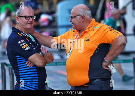 Abu Dhabi, Abu Dhabi. Dezember 2024. (L bis R): Gerrard O'Reilly, Leiter des Frachtbetriebs bei Red Bull Racing mit Rob Marshall (GBR) McLaren Chief Designer. Formel-1-Weltmeisterschaft, Rd 24, großer Preis von Abu Dhabi, Donnerstag, 5. Dezember 2024. Yas Marina Circuit, Abu Dhabi, VAE. Quelle: James Moy/Alamy Live News Stockfoto