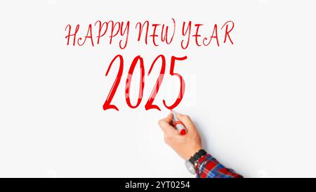 Frohes Neues Jahr 2025. Man schreibt Happy New Year 2025 mit einem roten Marker an die Tafel. Büro- und Firmenfeier 2025 Stockfoto