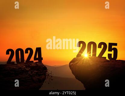 Silvester 2025 auf dem Berg bei Sonnenuntergang, Konzept. 2025 und 2024 auf der Klippe bei Sonnenaufgang, kreative Idee. Freier Platz für Design. Kalender 2025 Stockfoto