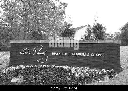 Eintrittsschild zum Elvis Presley Birthplace Museum and Chapel in Tupelo, Mississippi, USA, zu Ehren des Königs von Rock and Roll. Stockfoto