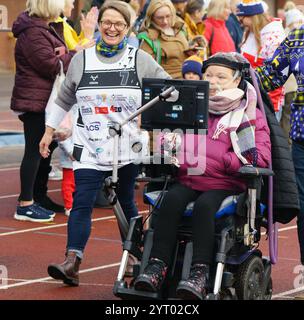 Donnerstag, 5. Dezember 2024 Beverley, East Yorkshire, Vereinigtes Königreich. Kevin Sinfield setzt seine einwöchige Fundraising-Challenge für die MND-Wohltätigkeitsorganisation fort, beginnt um 30 Uhr von der Beverley Racecourse und endet im Costello Athletics Stadion, Hull, um 14.30 Uhr. Jeder Tag ist in 7km Blöcke unterteilt, die Nummer 7 in Anerkennung seines Freundes und ehemaligen Teamkollegen Rob Burrow, der es während seiner glitzernden Karriere bei Leeds Rhinos trug. Das Team ist bestrebt, alle 7 km innerhalb einer Stunde zu absolvieren. IM BILD: Laufbahn auf der Extra Mile Bridget Catterall/AlamyLiveNews Stockfoto