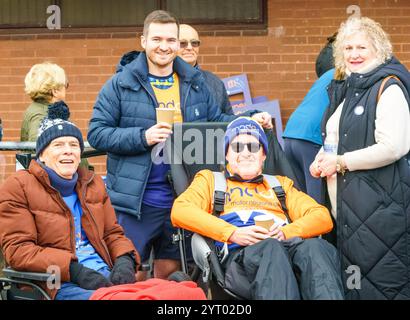 Donnerstag, 5. Dezember 2024 Beverley, East Yorkshire, Vereinigtes Königreich. Kevin Sinfield setzt seine einwöchige Fundraising-Challenge für die MND-Wohltätigkeitsorganisation fort, beginnt um 30 Uhr von der Beverley Racecourse und endet im Costello Athletics Stadion, Hull, um 14.30 Uhr. Jeder Tag ist in 7km Blöcke unterteilt, die Nummer 7 in Anerkennung seines Freundes und ehemaligen Teamkollegen Rob Burrow, der es während seiner glitzernden Karriere bei Leeds Rhinos trug. Das Team ist bestrebt, alle 7 km innerhalb einer Stunde zu absolvieren. Bridget Catterall/AlamyLiveNews Stockfoto