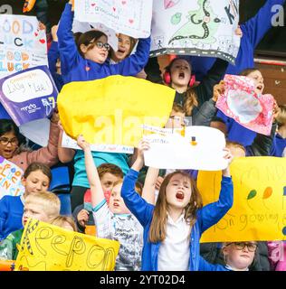 Donnerstag, 5. Dezember 2024 Beverley, East Yorkshire, Vereinigtes Königreich. Kevin Sinfield setzt seine einwöchige Fundraising-Challenge für die MND-Wohltätigkeitsorganisation fort, beginnt um 30 Uhr von der Beverley Racecourse und endet im Costello Athletics Stadion, Hull, um 14.30 Uhr. Jeder Tag ist in 7km Blöcke unterteilt, die Nummer 7 in Anerkennung seines Freundes und ehemaligen Teamkollegen Rob Burrow, der es während seiner glitzernden Karriere bei Leeds Rhinos trug. Das Team ist bestrebt, alle 7 km innerhalb einer Stunde zu absolvieren. Bridget Catterall/AlamyLiveNews Stockfoto