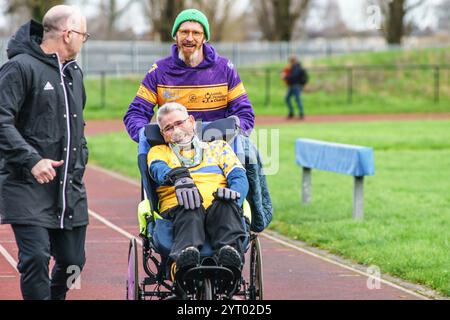 Donnerstag, 5. Dezember 2024 Beverley, East Yorkshire, Vereinigtes Königreich. Kevin Sinfield setzt seine einwöchige Fundraising-Challenge für die MND-Wohltätigkeitsorganisation fort, beginnt um 30 Uhr von der Beverley Racecourse und endet im Costello Athletics Stadion, Hull, um 14.30 Uhr. Jeder Tag ist in 7km Blöcke unterteilt, die Nummer 7 in Anerkennung seines Freundes und ehemaligen Teamkollegen Rob Burrow, der es während seiner glitzernden Karriere bei Leeds Rhinos trug. Das Team ist bestrebt, alle 7 km innerhalb einer Stunde zu absolvieren. IM BILD: Die zusätzliche Meile laufen. Bridget Catterall/AlamyLiveNews Stockfoto