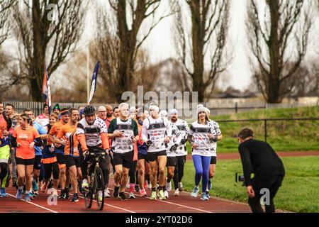 Donnerstag, 5. Dezember 2024 Beverley, East Yorkshire, Vereinigtes Königreich. Kevin Sinfield setzt seine einwöchige Fundraising-Challenge für die MND-Wohltätigkeitsorganisation fort, beginnt um 30 Uhr von der Beverley Racecourse und endet im Costello Athletics Stadion, Hull, um 14.30 Uhr. Jeder Tag ist in 7km Blöcke unterteilt, die Nummer 7 in Anerkennung seines Freundes und ehemaligen Teamkollegen Rob Burrow, der es während seiner glitzernden Karriere bei Leeds Rhinos trug. Das Team ist bestrebt, alle 7 km innerhalb einer Stunde zu absolvieren. IM BILD: Laufbahn auf der Extra Mile Bridget Catterall/AlamyLiveNews Stockfoto