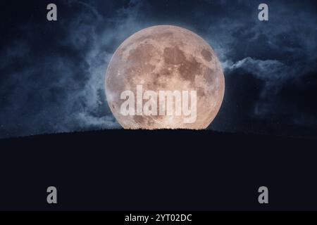 Großer fantastischer Vollmond mit Gras und Sternenhimmel mit Wolken. Halloween kreativ Stockfoto