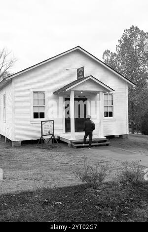 Kaukasische Seniorin, die die Stufen der Assembly of God Church im Elvis Presley Birthplace Museum and Chapel in Tupelo, Mississippi, aufsteigt. Stockfoto