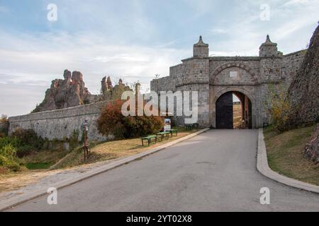 Das Tor der Festung Belogradchik, auch bekannt als Kaleto, ist eine alte Burg in der Stadt, die für ihre einzigartigen und beeindruckenden Felsformationen berühmt ist Stockfoto