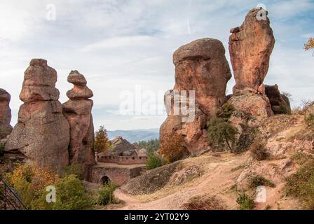 Die Festung Belogradchik, auch bekannt als Kaleto, ist eine alte Festung in der Stadt, die für ihre einzigartigen und beeindruckenden Felsformationen berühmt ist Stockfoto