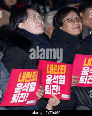 Seoul, Südkorea. Dezember 2024. Südkoreaner nehmen am 4. Dezember 2024 an einem marsch gegen den südkoreanischen Präsidenten Yoon Suk Yeol in der Innenstadt von Seoul Teil. (Foto: Lee Young-HO/SIPA USA) Credit: SIPA USA/Alamy Live News Stockfoto