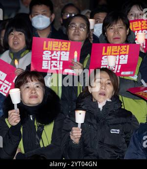 Seoul, Südkorea. Dezember 2024. Südkoreaner nehmen am 4. Dezember 2024 an einem marsch gegen den südkoreanischen Präsidenten Yoon Suk Yeol in der Innenstadt von Seoul Teil. (Foto: Lee Young-HO/SIPA USA) Credit: SIPA USA/Alamy Live News Stockfoto