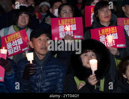 Seoul, Südkorea. Dezember 2024. Südkoreaner nehmen am 4. Dezember 2024 an einem marsch gegen den südkoreanischen Präsidenten Yoon Suk Yeol in der Innenstadt von Seoul Teil. (Foto: Lee Young-HO/SIPA USA) Credit: SIPA USA/Alamy Live News Stockfoto