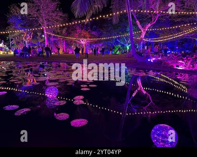 Neapel, Usa. Dezember 2024. Johnsonville Night Lights in the Garden, veranstaltet im Naples Botanical Garden in Naples, Florida, Mittwoch, 4. Dezember 2024. Quelle: Jennifer Graylock/Alamy Live News Stockfoto