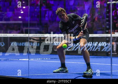 Mailand, Italien. Dezember 2024. Francisco Navarro (ESP) in Aktion während des Spiels von Milano Premiere Padel P1 zwischen Jose Antonio Diestro (ESP)/Carlos Daniel Gutierrez (ARG) gegen Pablo Cardona (ESP)/Francisco Navarro (ESP) in der Allianz Cloud Arena Credit: dpa/Alamy Live News Stockfoto