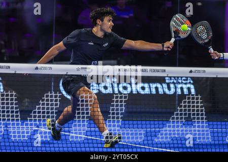 Mailand, Italien. Dezember 2024. Pablo Cardona (ESP) in Aktion während des Spiels von Milano Premiere Padel P1 zwischen Jose Antonio Diestro (ESP)/Carlos Daniel Gutierrez (ARG) gegen Pablo Cardona (ESP)/Francisco Navarro (ESP) in der Allianz Cloud Arena Credit: dpa/Alamy Live News Stockfoto