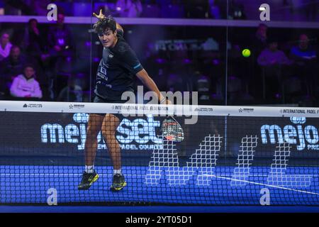 Mailand, Italien. Dezember 2024. Pablo Cardona (ESP) in Aktion während des Spiels von Milano Premiere Padel P1 zwischen Jose Antonio Diestro (ESP)/Carlos Daniel Gutierrez (ARG) gegen Pablo Cardona (ESP)/Francisco Navarro (ESP) in der Allianz Cloud Arena Credit: dpa/Alamy Live News Stockfoto