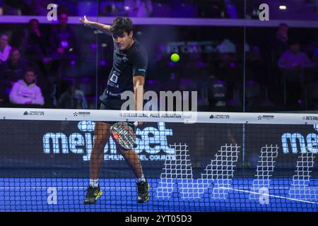 Mailand, Italien. Dezember 2024. Pablo Cardona (ESP) in Aktion während des Spiels von Milano Premiere Padel P1 zwischen Jose Antonio Diestro (ESP)/Carlos Daniel Gutierrez (ARG) gegen Pablo Cardona (ESP)/Francisco Navarro (ESP) in der Allianz Cloud Arena Credit: dpa/Alamy Live News Stockfoto