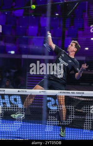 Mailand, Italien. Dezember 2024. Francisco Navarro (ESP) in Aktion während des Spiels von Milano Premiere Padel P1 zwischen Jose Antonio Diestro (ESP)/Carlos Daniel Gutierrez (ARG) gegen Pablo Cardona (ESP)/Francisco Navarro (ESP) in der Allianz Cloud Arena Credit: dpa/Alamy Live News Stockfoto