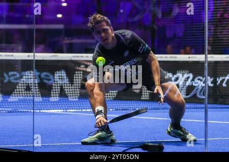 Mailand, Italien. Dezember 2024. Francisco Navarro (ESP) in Aktion während des Spiels von Milano Premiere Padel P1 zwischen Jose Antonio Diestro (ESP)/Carlos Daniel Gutierrez (ARG) gegen Pablo Cardona (ESP)/Francisco Navarro (ESP) in der Allianz Cloud Arena Credit: dpa/Alamy Live News Stockfoto