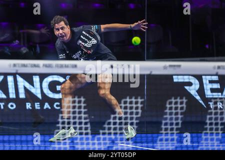 Mailand, Italien. Dezember 2024. Francisco Navarro (ESP) in Aktion während des Spiels von Milano Premiere Padel P1 zwischen Jose Antonio Diestro (ESP)/Carlos Daniel Gutierrez (ARG) gegen Pablo Cardona (ESP)/Francisco Navarro (ESP) in der Allianz Cloud Arena Credit: dpa/Alamy Live News Stockfoto