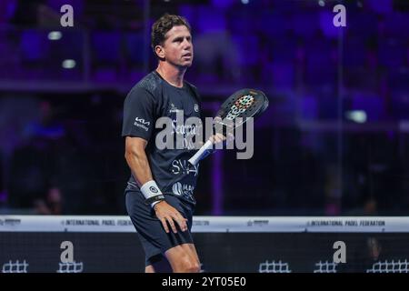 Mailand, Italien. Dezember 2024. Francisco Navarro (ESP) sieht sich beim Padel P1-Spiel von Milano Premiere zwischen Jose Antonio Diestro (ESP)/Carlos Daniel Gutierrez (ARG) gegen Pablo Cardona (ESP)/Francisco Navarro (ESP) in der Allianz Cloud Arena an. Credit: dpa/Alamy Live News Stockfoto