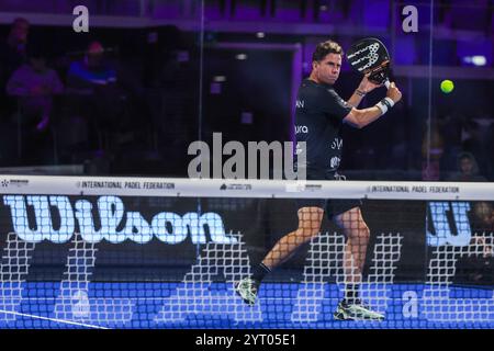 Mailand, Italien. Dezember 2024. Francisco Navarro (ESP) in Aktion während des Spiels von Milano Premiere Padel P1 zwischen Jose Antonio Diestro (ESP)/Carlos Daniel Gutierrez (ARG) gegen Pablo Cardona (ESP)/Francisco Navarro (ESP) in der Allianz Cloud Arena Credit: dpa/Alamy Live News Stockfoto