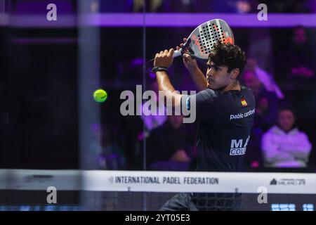 Mailand, Italien. Dezember 2024. Pablo Cardona (ESP) in Aktion während des Spiels von Milano Premiere Padel P1 zwischen Jose Antonio Diestro (ESP)/Carlos Daniel Gutierrez (ARG) gegen Pablo Cardona (ESP)/Francisco Navarro (ESP) in der Allianz Cloud Arena Credit: dpa/Alamy Live News Stockfoto