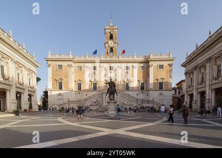 Campidoglio-Platz, auf dem Kapitolshügel, mit der Fassade des Senatorialpalastes in Rom Stockfoto