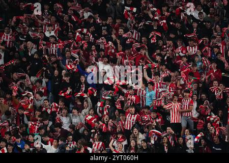 Bilbao, Spanien. Dezember 2024. Die Fans des Athletic Clubs spielten am 4. Dezember 2024 im San Mames Stadium in Bilbao, Spanien. (Foto: Bagu Blanco/PRESSINPHOTO) Credit: PRESSINPHOTO SPORTS AGENCY/Alamy Live News Stockfoto