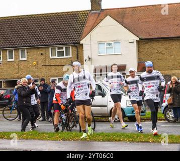 Donnerstag, 5. Dezember 2024 Beverley, East Yorkshire, Vereinigtes Königreich. Kevin Sinfield setzt seine einwöchige Fundraising-Challenge für die MND-Wohltätigkeitsorganisation fort, beginnt um 30 Uhr von der Beverley Racecourse und endet im Costello Athletics Stadion, Hull, um 14.30 Uhr. Jeder Tag ist in 7km Blöcke unterteilt, die Nummer 7 in Anerkennung seines Freundes und ehemaligen Teamkollegen Rob Burrow, der es während seiner glitzernden Karriere bei Leeds Rhinos trug. Das Team ist bestrebt, alle 7 km innerhalb einer Stunde zu absolvieren. IM BILD: Das Team kommt im Costello Stadium Bridget Catterall / AlamyLiveNews an Stockfoto