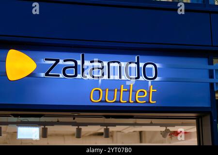 Köln, Deutschland, 04. Dezember 2024: Beleuchtetes zalando Outlet-Werbeschild am Eingang des Ladengeschäfts in der Schildergasse in köln Stockfoto