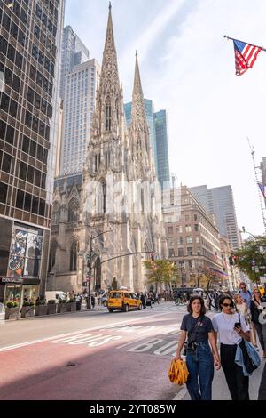 New York, New York, USA – 30. Oktober 2024: Außenansicht der St. Patrick’s Cathedral in Midtown Manhattan in New York, New York, USA. Die Kathedrale ist Cath Stockfoto