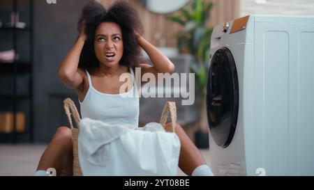 Wütend traurige Frau verärgert müde genervt frustriertes afroamerikanisches Mädchen ethnische weibliche birassische Hausfrau erschöpft mit Hausaufgaben schmutziges Tuch Stockfoto