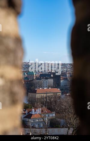 Der Blick von der Prager Burg auf die Karlsbrücke, den Altstädter Brückenturm und die Kreuzkirche Stockfoto