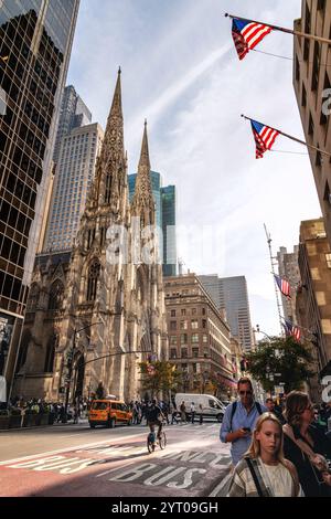 New York, New York, USA – 30. Oktober 2024: Außenansicht der St. Patrick’s Cathedral in Midtown Manhattan in New York, New York, USA. Die Kathedrale ist Cath Stockfoto