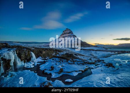 Kirkjufellsfoss-Wasserfall mit Kirkjufell Berg bei Sonnenaufgang, Island Stockfoto