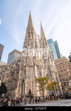 New York, New York, USA – 30. Oktober 2024: Außenansicht der St. Patrick’s Cathedral in Midtown Manhattan in New York, New York, USA. Die Kathedrale ist Cath Stockfoto