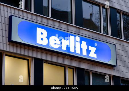 Köln, 4. Dezember 2024: Beleuchtetes Berlitz-Werbezeichen an einem Bürogebäude in der Schildergasse in köln Stockfoto